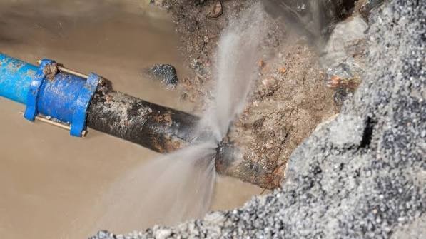 Active emergency water pipe burst requiring immediate water shutoff and leak detection in Broomfield